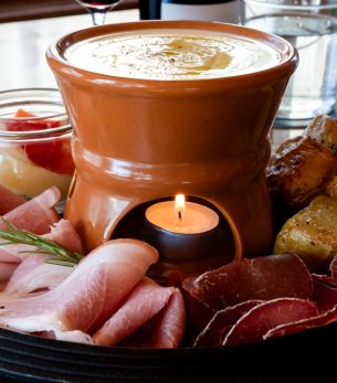 fonduta alla valdostana fonduta alla valdostana con salumi, crostini di pane nero e patate