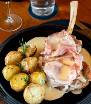 bistecca alla valdostana bistecca alla valdostana, con prosciutto cotto, fonduta di fontina e patate novelle