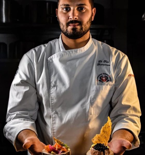 Chef che mostra piatti gourmet in cucina