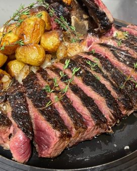 costata alla griglia al sangue con contorno di patate