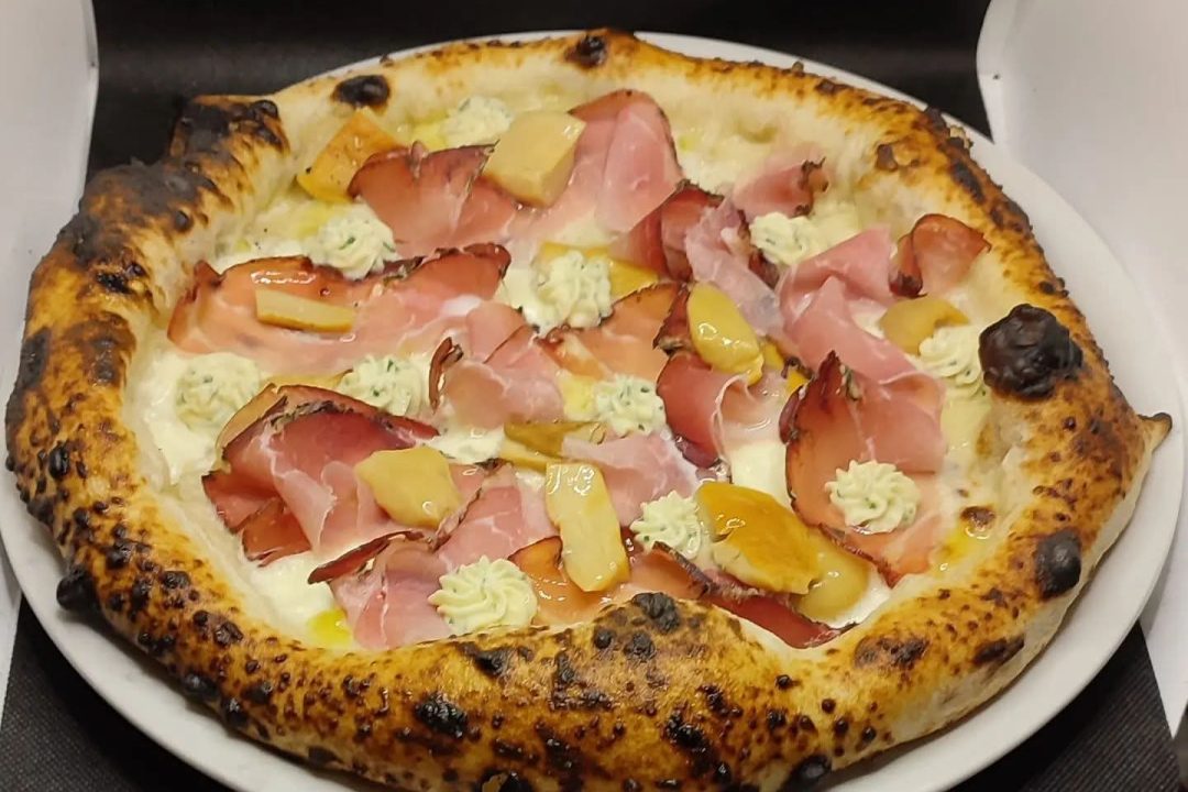 pizza valdostana con speck e fontina